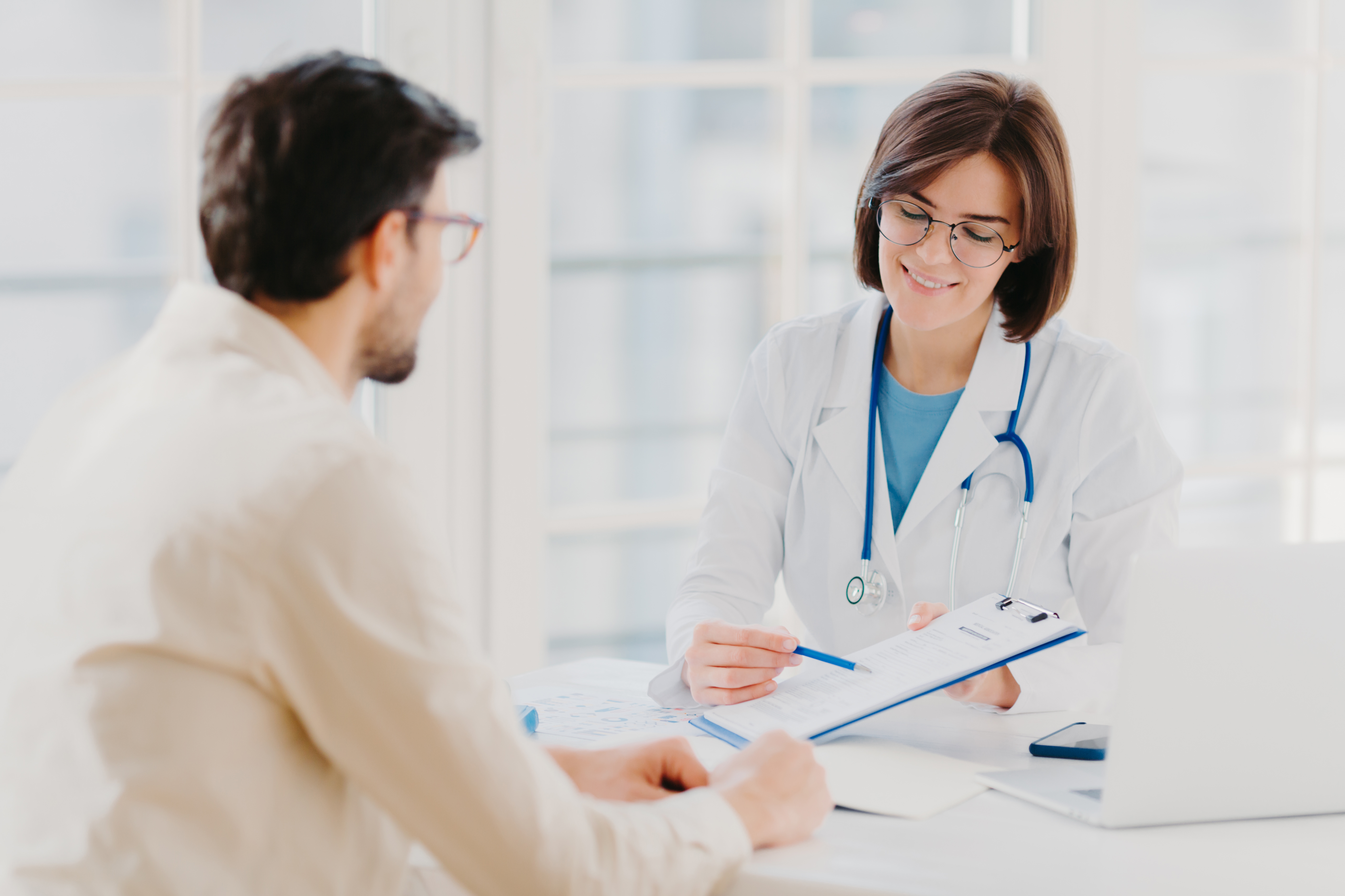 Doctora saludando a un paciente